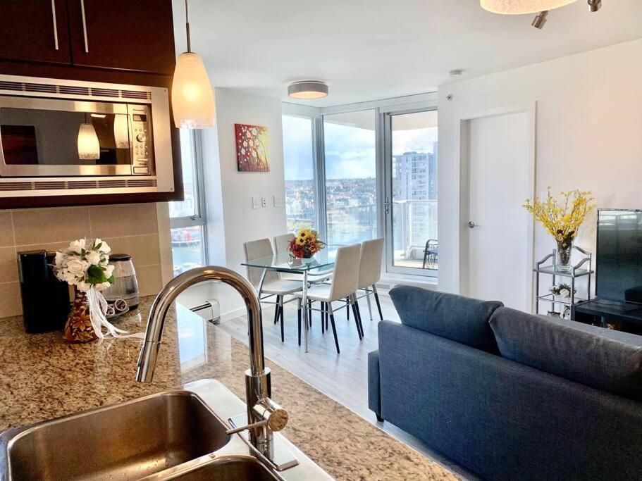 Apartamento Downtown 3Br/2Ba+Views+Skytrain+Free Parking Vancouver Exterior foto