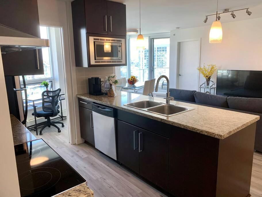 Apartamento Downtown 3Br/2Ba+Views+Skytrain+Free Parking Vancouver Exterior foto