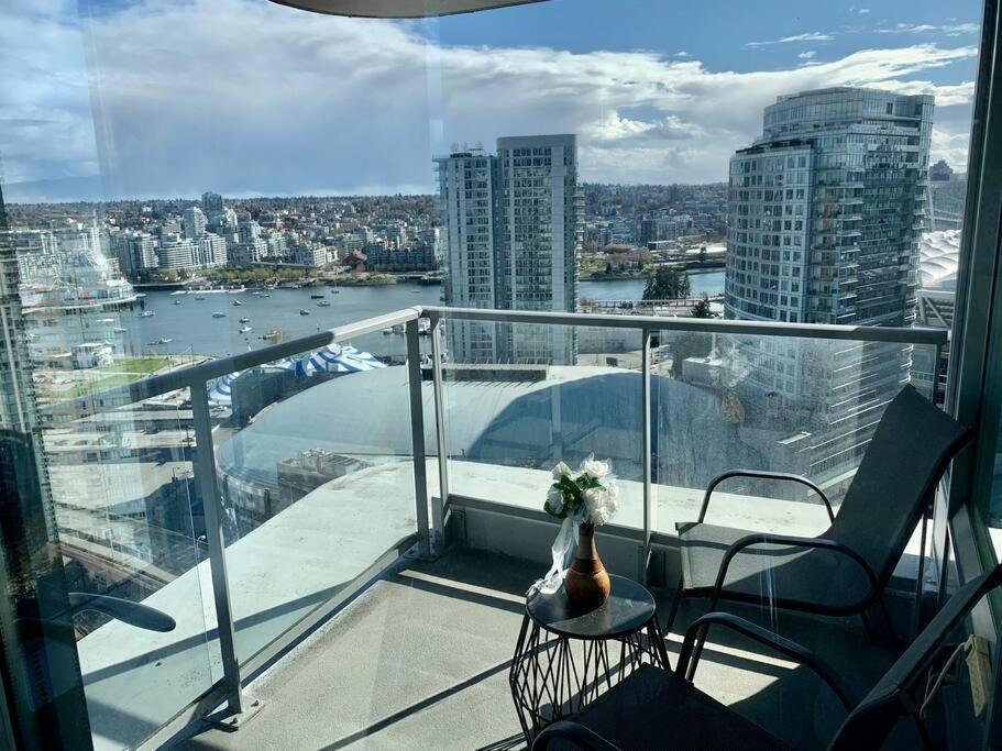 Apartamento Downtown 3Br/2Ba+Views+Skytrain+Free Parking Vancouver Exterior foto