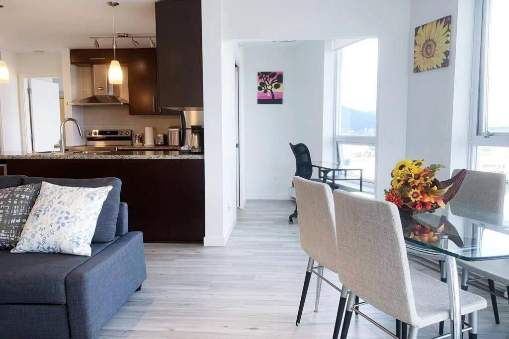 Apartamento Downtown 3Br/2Ba+Views+Skytrain+Free Parking Vancouver Exterior foto
